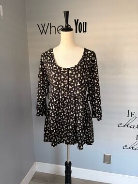 EUC Wonderly Black Floral Scoop-Neck Peplum Tunic